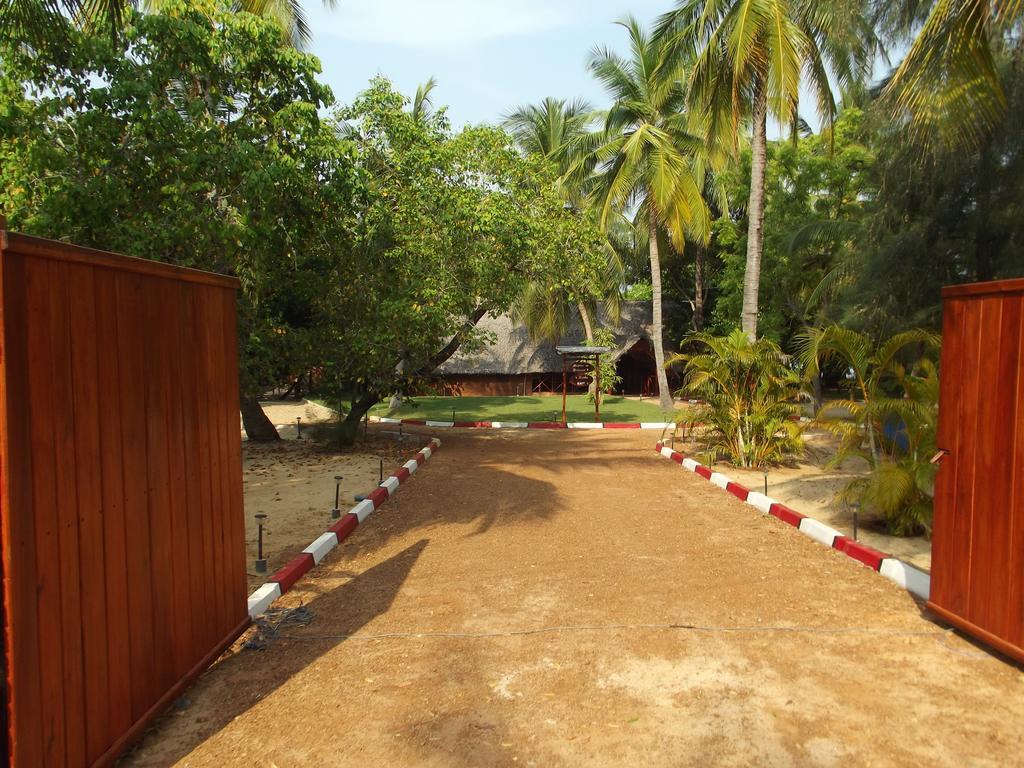Lord Of The Forest Hotel Batticaloa Room photo